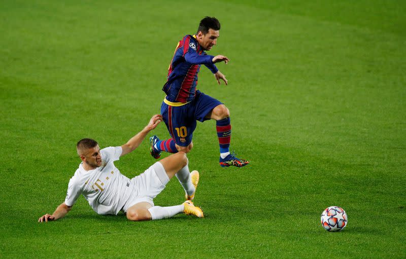 Lionel Messi del FC Barcelona en acción frente a Eldar Civic del Ferencvaros, en el partido del Grupo G de la Liga de Campeones, en el Estadio Camp Nou, Barcelona, España