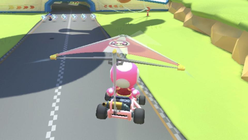 Hui! Über die Rampe und dann weiter mit dem Hängegleiter. «Mario Kart Tour» hat viele Elemente des «großen» «Mario Kart».