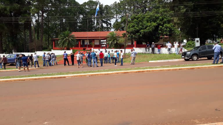 Tras el secuestro del tractor, más de cien productores fueron a reclamar hoy a la Gendarmería la devolución de la herramienta de trabajo de Lamana