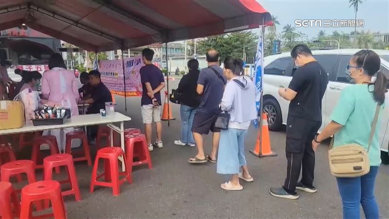 持有小卡就能跟店家兌換免費薑母鴨，一大早捐血站就有民眾在排隊。