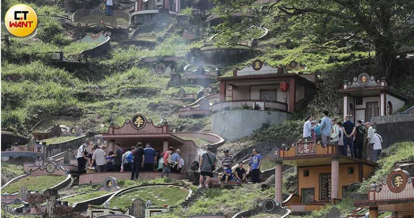 墓龜如果凹陷或坍塌，必須趕快開棺撿骨。（圖／劉耿豪攝）