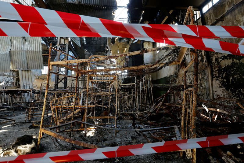 Interior del edificio de una prisión dañada por los bombardeos en Olenivka