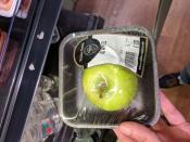 Envasar una manzana en plástico no solo roza lo absurdo, sino que supone un impacto medioambiental ridículo. (Foto: reddit / <a href="http://www.reddit.com/r/mildlyinfuriating/comments/9i8t4l/destroying_the_planet_one_apple_at_a_time/" rel="nofollow noopener" target="_blank" data-ylk="slk:mattyfatty1;elm:context_link;itc:0;sec:content-canvas" class="link ">mattyfatty1</a>).