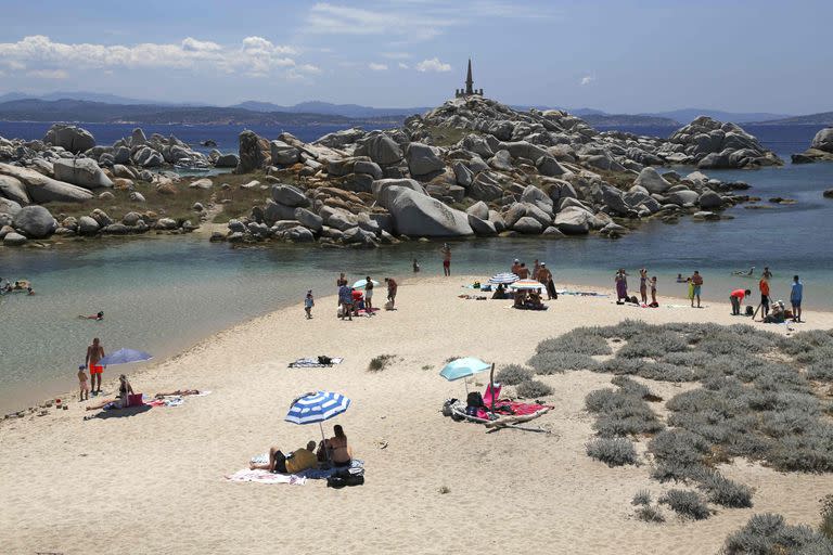 En esta foto de archivo tomada el 10 de julio de 2022, los turistas están en una playa de arena blanca en las islas Lavezzi, cerca de Bonifacio en la isla mediterránea francesa de Córcega. 