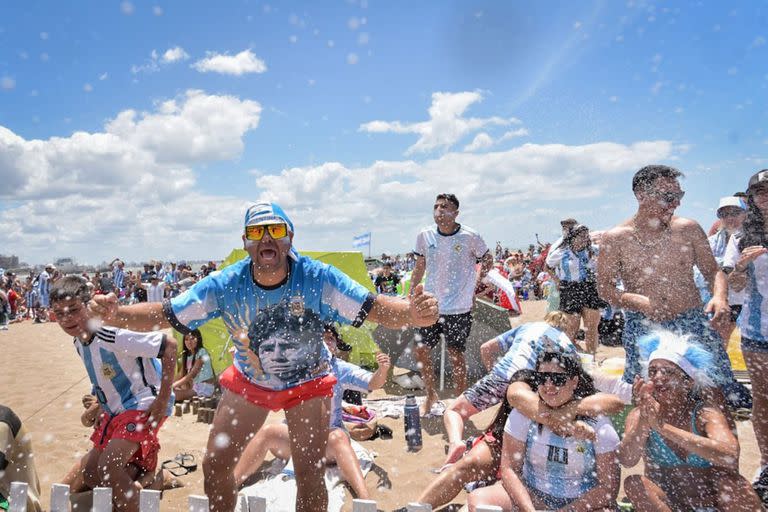 El festejo en la playa de Mar del Plata del gol de Argentina 