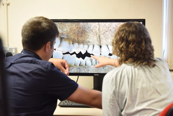 Bethan Upex and Kamal Badreshany, both from the Department of Archaeology at Durham University in England, study the remains of a Scottish soldier using 3D photography.