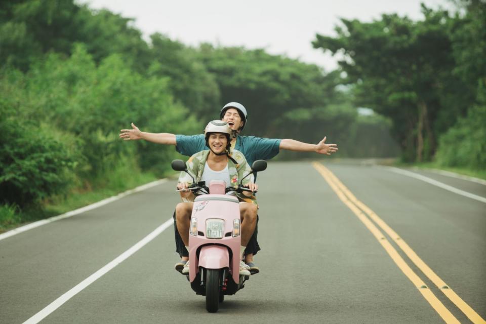 范少勳在《我在這裡等你》騎車、開車載劉俊謙上山下海。（抓馬文化提供）