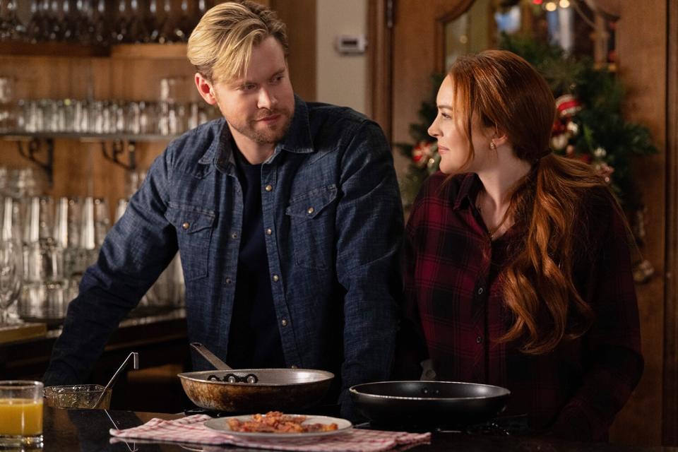 Falling For Christmas. (L to R) Chord Overstreet as Jake, Lindsay Lohan as Sierra in Falling For Christmas. Cr. Scott Everett White/Netflix © 2022.