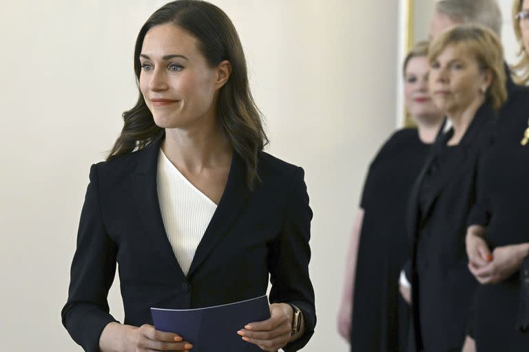 La exprimera ministra y líder del gobierno saliente Sanna Marin realiza una visita de despedida al presidente de Finlandia Sauli Niinisto en el Palacio Presidencial en Helsinki, Finlandia, el martes 20 de junio de 2023