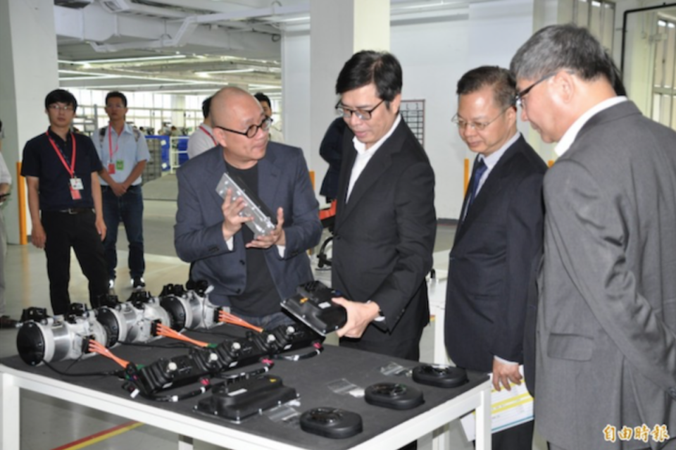 行政院副院長陳其邁（右三）參訪 Gogoro 工廠。（記者周敏鴻攝）