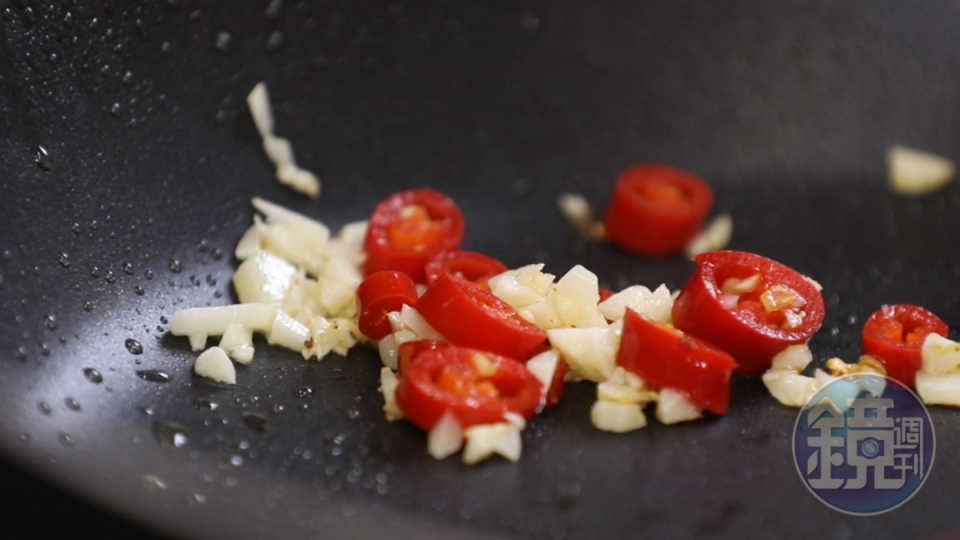 蒜頭和辣椒讓醬料更香辣，也可以省略不放。