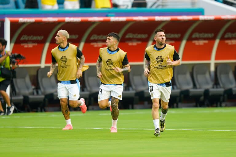 Entrada en calor de Rodrigo De Paul, Enzo Fernández y Lionel Messi .

