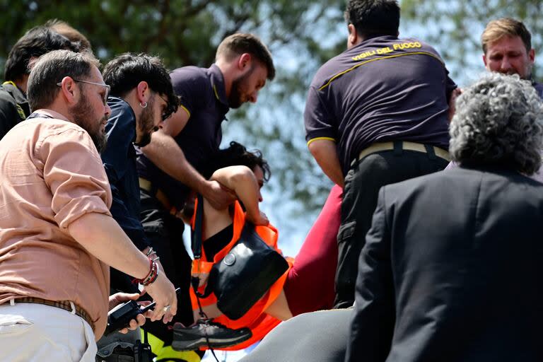 Un activista medioambiental es evacuado de una cancha de tenis tras interrumpir un partido durante el Abierto de Italia