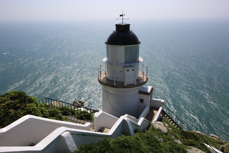 東引島燈塔120歲  航港局7/1辦音樂會慶祝 東引島燈塔位在馬祖列島極東之地，又稱東湧燈塔， 也有北疆燈塔稱號，是距離台灣本島最遠的燈塔；交 通部航港局舉辦東引島燈塔120週年慶祝系列活動，7 月1日將有燈塔之夜音樂會。 （航港局提供） 中央社記者汪淑芬傳真  111年6月4日 