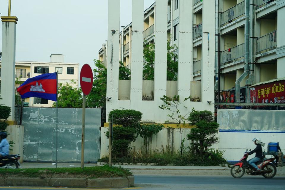 金邊兄弟園區進出管控嚴格 (下），人車進出都有保安看守（上)。