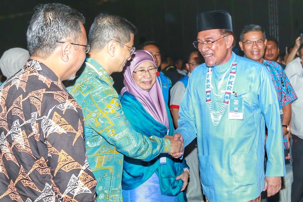 PKR president Datuk Seri Anwar Ibrahim shakes hand with his deputy Datuk Seri Azmin Ali during the PKR National Congress in Melaka December 7, 2019. — Picture by Ahmad Zamzahuri