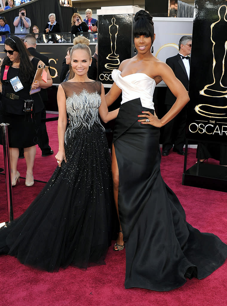 Kristin Chenoweth (L) and Kelly Rowland arrive at the Oscars in Hollywood, California, on February 24, 2013.