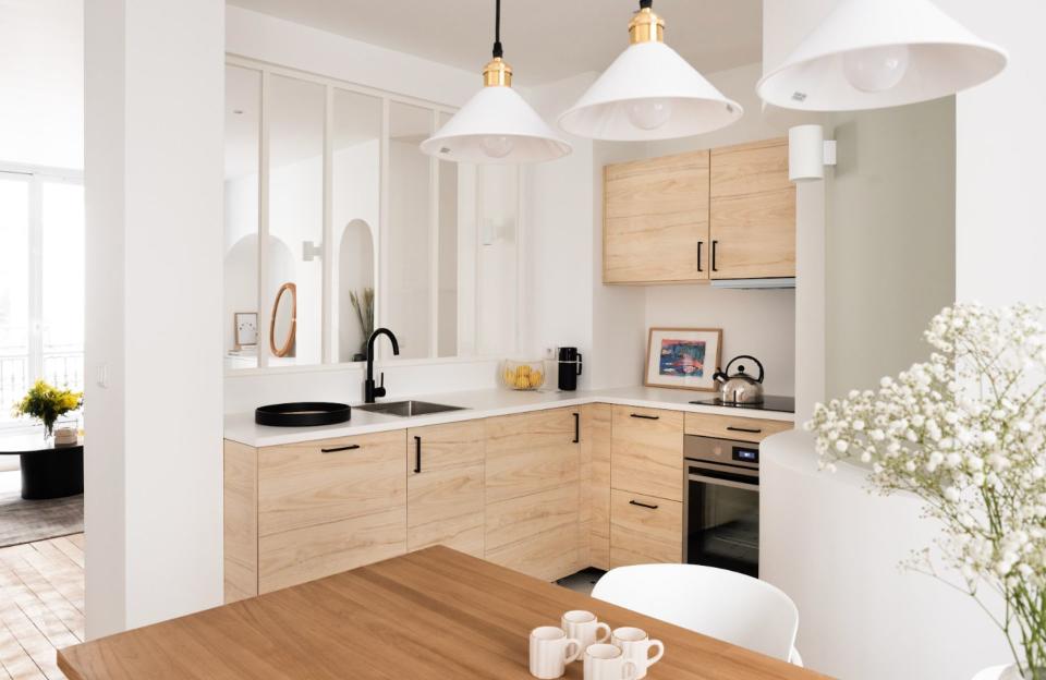 <p>Cette cuisine poétique fait place à la lumière grâce à la grande <a href="https://www.elle.fr/Deco/Pratique/Amenagement/verriere-atelier-interieure" rel="nofollow noopener" target="_blank" data-ylk="slk:verrière;elm:context_link;itc:0;sec:content-canvas" class="link ">verrière</a> qui permet d’ouvrir cette pièce sur le salon. On aime : les petites touches de noir et de laiton.</p><p>Architecte d’intérieur : <a href="https://www.houzz.fr/pro/agence-kuentz-le-gall/agence-kuentz-le-gall" rel="nofollow noopener" target="_blank" data-ylk="slk:Agence Kuentz Le Gal;elm:context_link;itc:0;sec:content-canvas" class="link ">Agence Kuentz Le Gal</a></p><br>