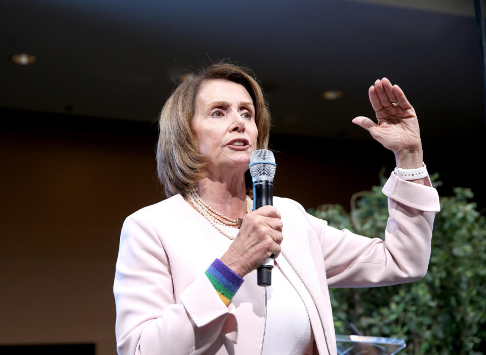 12.- Nancy Pelosi (1940) es líder de la minoría demócrata de la Cámara de Representantes, cargo que ya ejerció entre 2003 y 2007. También fue la primera presidenta de la Cámara de Representantes, entre 2007 y 2011. Profundamente identificada con los postulados demócratas, la legisladora no dio el salto a la política activa hasta los 47 años, cuando el menor de sus cinco hijos acabó la educación secundaria. Dentro de su partido es vista como una mujer de profundas convicciones, moral inquebrantable y de armas tomar.