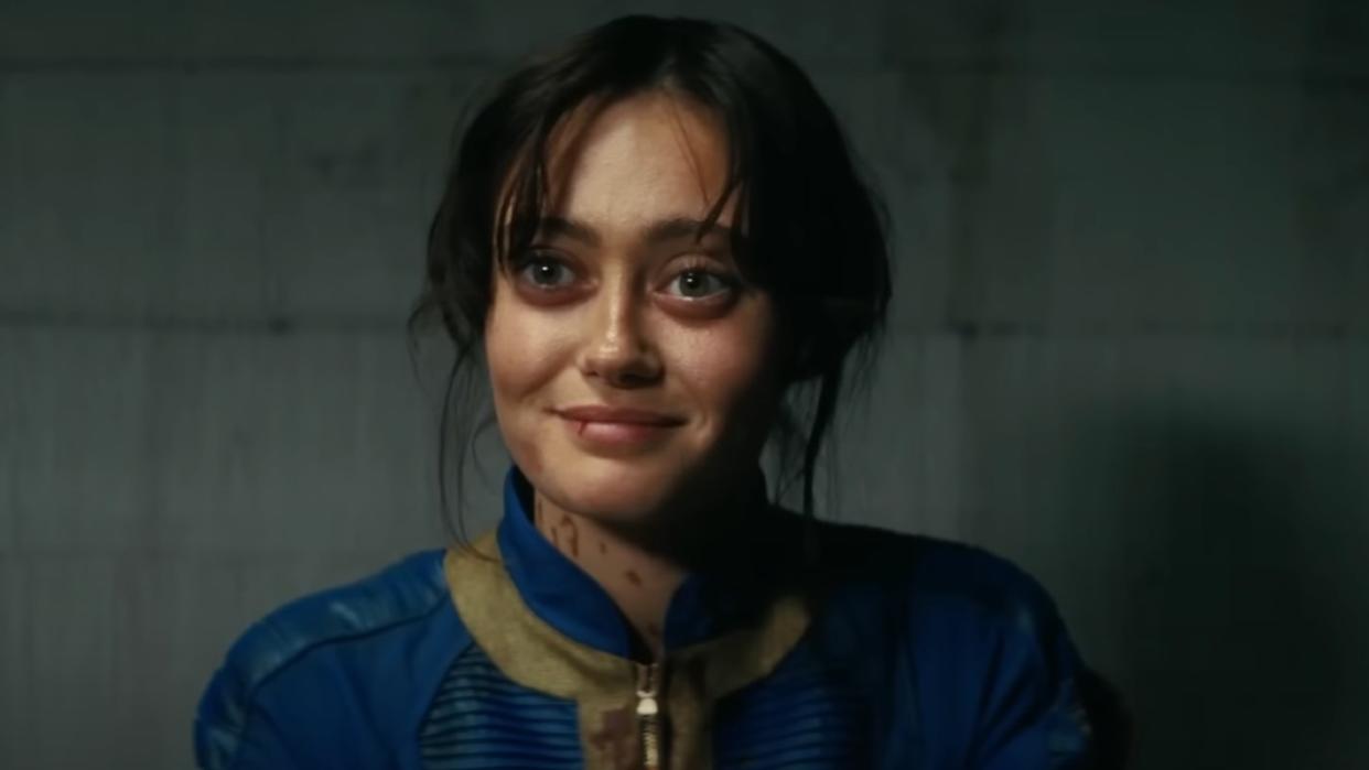  Ella Purnell smiling as Lucy in Fallout. 