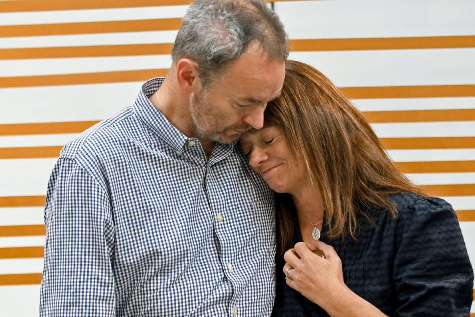 Simon y Sally Glass se consuelan durante una emotiva rueda de prensa sobre el fallecimiento de su hijo, Christian Glass, el 13 de septiembre de 2022 (Associated Press)