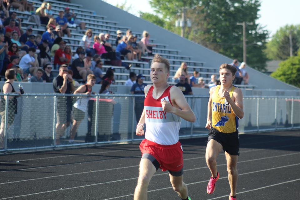 Shelby's Marshall Moore pulls away from Ontario's Miles Meisse towards the end of the 800 meter final.