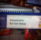 <p>Normalerweise werben Discounter damit, immer die günstigsten Angebote zu haben. Dieser Lidl im Ausland macht den Kunden allerdings keine falschen Versprechen und setzt auf die Wahrheit: „Nicht teuer, aber auch nicht billig“, so ein Angebotsschild sieht man sonst nie. (Bild: Instagram/maximilianpics) </p>