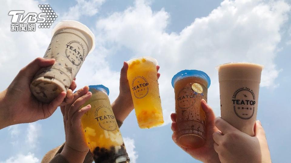 知名連鎖手搖飲品牌「TEA TOP第一味」6/27～6/29更加碼全台門市「喝的甜品」杏福系列第二杯半價優惠。（圖／TEA TOP第一味提供）