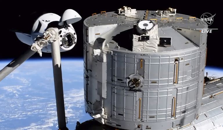 En esta imagen tomada de NASA TV, la nave espacial SpaceX Crew Dragon, a la izquierda, se acerca a la estación espacial internacional, el sábado 24 de abril de 2021.