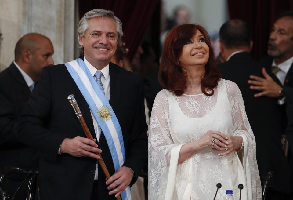 El presidente de Argentina, Alberto Fernández, a la izquierda, y la vicepresidenta Cristina Fernández de Kirchner sonríen después de prestar juramento en el Congreso en Buenos Aires, Argentina, el martes 10 de diciembre de 2019. (AP Foto / Natacha Pisarenko)