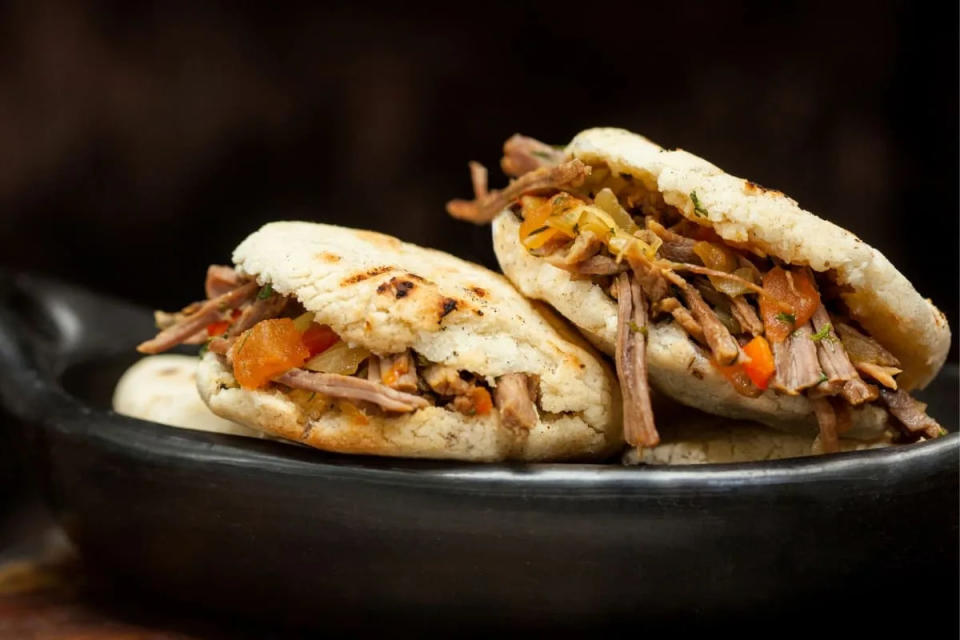 Las arepas son panes tradicionales hechos de maíz en forma disco que se ponen cocinan en una sartén caliente (también se pueden freír) y se consumen de diferentes maneras. / Foto: Shutterstock