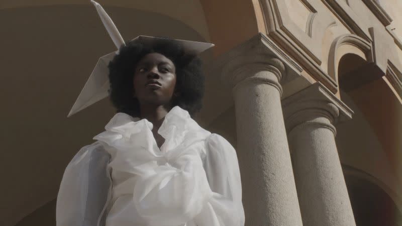 Una modelo presenta una creación de la colección Frida Kiza Primavera/Verano 2021 de Fabiola Manirakiza durante el desfile digital "We Are Made in Italy" en la Semana de la Moda de Milán, organizado por el colectivo Black Lives Matter in Italian fashion, en Milán, Italia