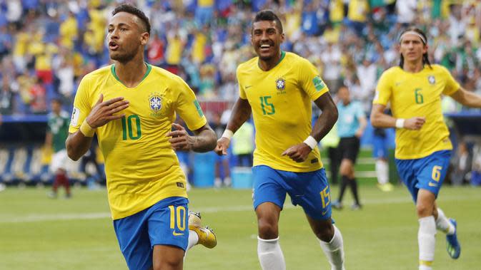 Striker Brasil, Neymar, melakukan selebrasi usai mencetak gol ke gawang Meksiko pada laga 16 besar Piala Dunia di Stadion Samara, Senin (2/7/2018). Brasil menang 2-0 atas Meksiko. (AP/Frank Augstein)