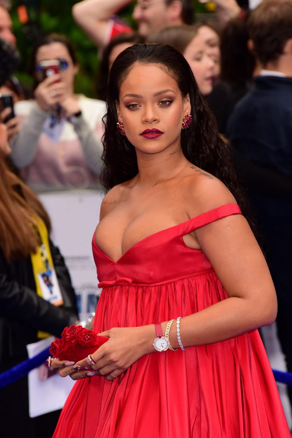 Rihanna lució este tremendo ‘strapless’ que la puso en aprietos; mira las fotos