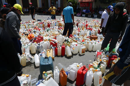 Local residents affected by the earthquake and tsunami queue up for fuel at a gas station in Palu, central Sulawesi, Indonesia, October 3, 2018. REUTERS/Athit Perawongmetha