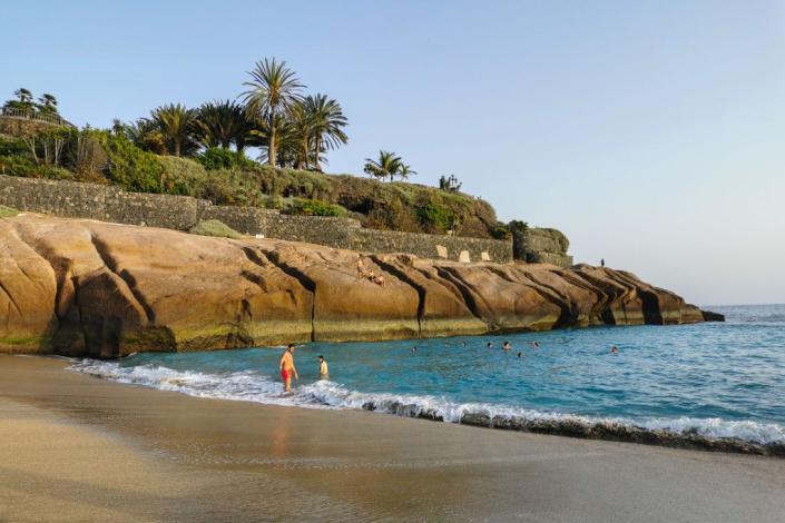 Imagen de la Playa del Duque en Costa Adeje, Santa Cruz de Tenerife en las Islas Canarias.