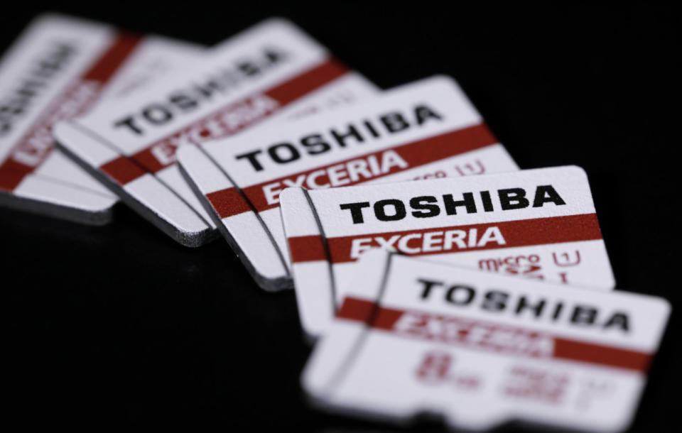 Toshiba has started building prototype sample flash memory with the highest