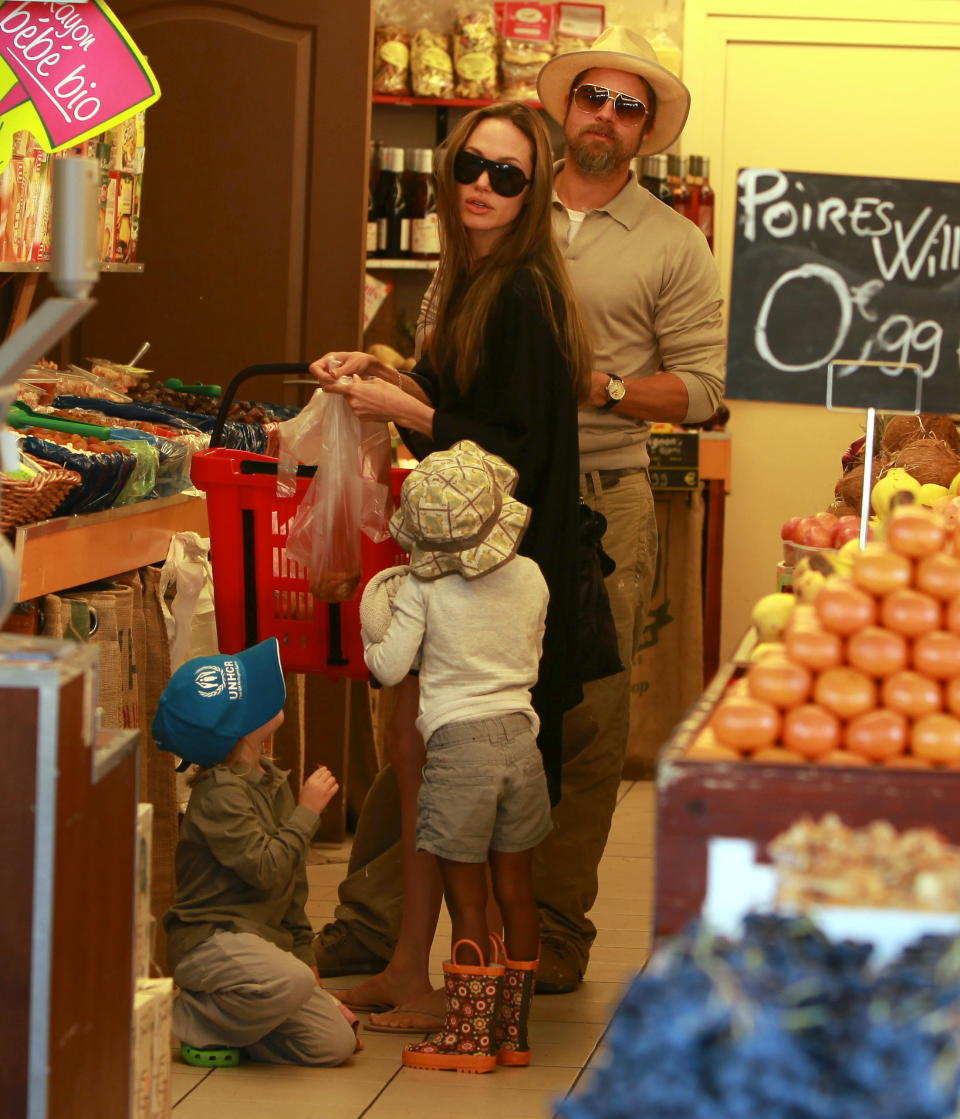 Angelina Jolie and Brad Pitt grocery-shopping in France on Sept. 21, 2009. (Photo: X17online.com)