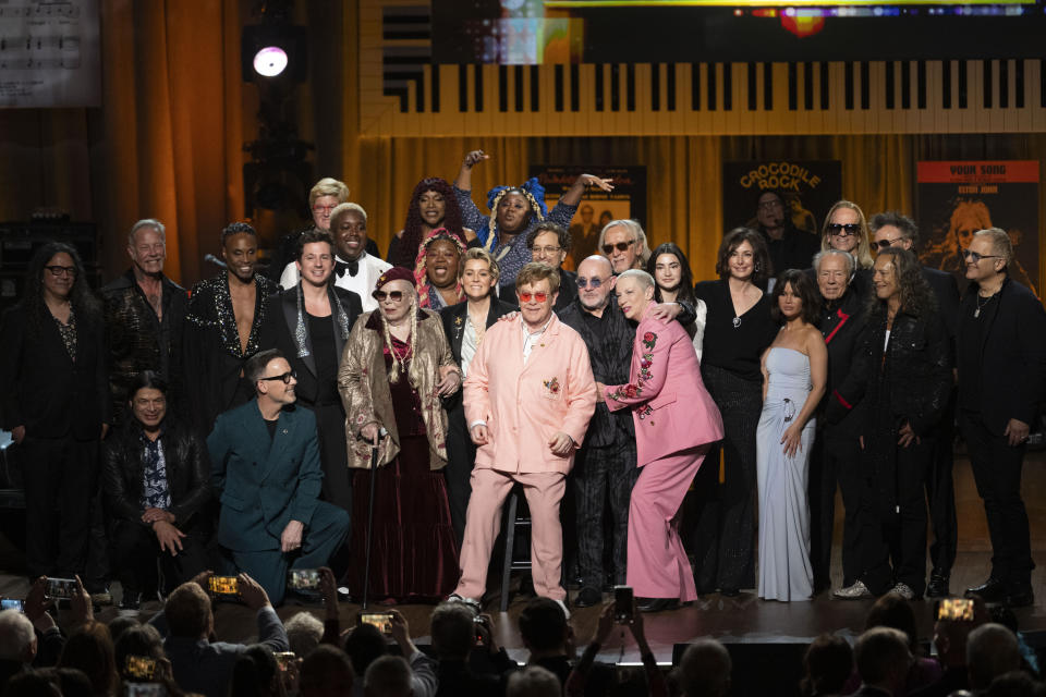 Los galardonados con el Premio Gershwin a la Canción Popular de la Biblioteca del Congreso 2024 Elton John y Bernie Taupin rodeados por artistas que se presentaron en el concierto homenaje en el DAR Constitution Hall el miércoles 20 de marzo de 2024, en Washington. (Foto AP/Kevin Wolf)