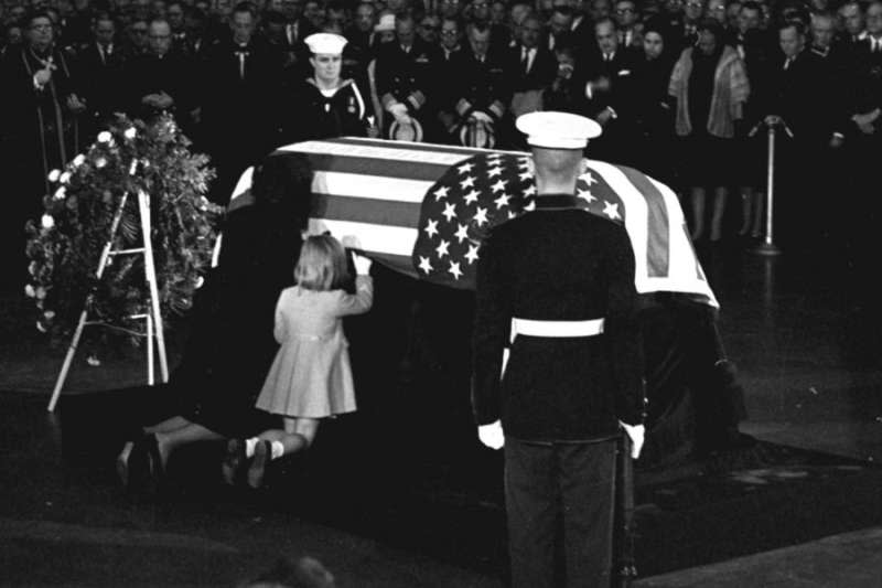 1963年11月24日，美國國會大廈圓形大廳內，甘迺迪遺孀賈桂琳悲傷地親吻甘迺迪的靈柩，甘迺迪的女兒卡洛琳跪在一旁（AP）