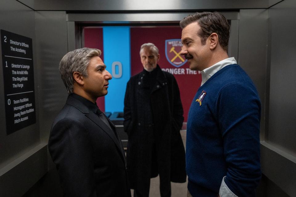 Nick Mohammed y Jason Sudeikis en una escena de la tercera temporada de <em>Ted Lasso</em>. <a href="https://www.apple.com/es/tv-pr/originals/ted-lasso/episodes-images/" rel="nofollow noopener" target="_blank" data-ylk="slk:Apple TV+;elm:context_link;itc:0;sec:content-canvas" class="link ">Apple TV+</a>