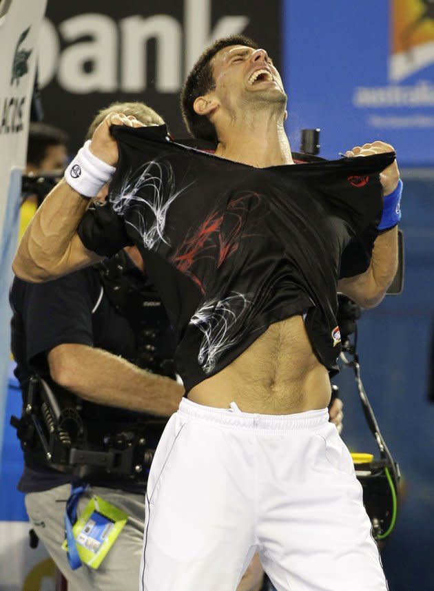 Novak Djokovic très heureux après sa victoire de la finale de l'Open d'Australie.