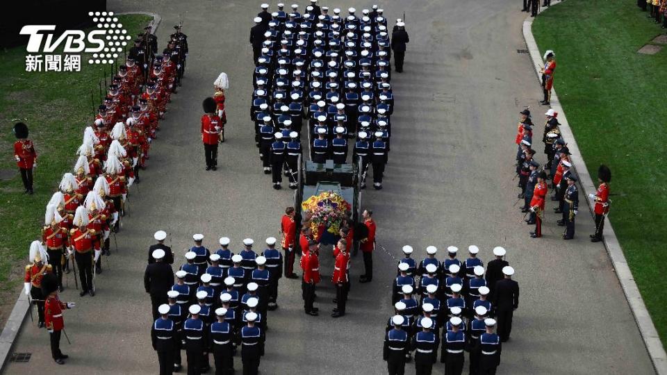 國葬結束後，大批士兵護送女王靈柩前往威靈頓拱門。（圖／達志影像美聯社）