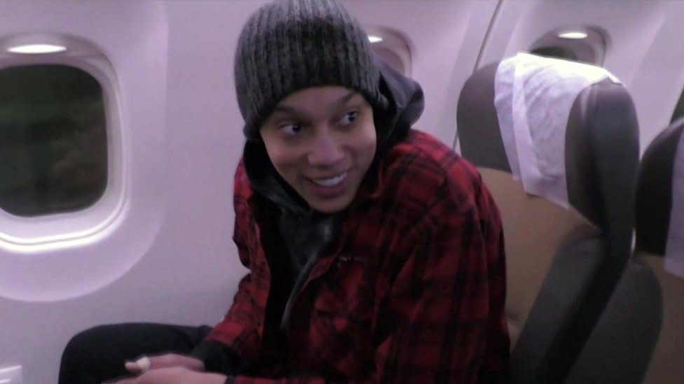 Brittney Griner en un avión.