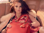 Sängerin, Schauspielerin und jetzt auch Designerin: Was kann Selena Gomez eigentlich nicht? Seit vergangenem Jahr ist die 25-Jährige das Gesicht des Labels Coach. Für die Luxusmarke hat sie sogar eine eigene Handtasche entworfen, die sie für die Herbst/Winter-Kampagne natürlich höchstpersönlich präsentiert. (Bild-Copyright: coach/Instagram)