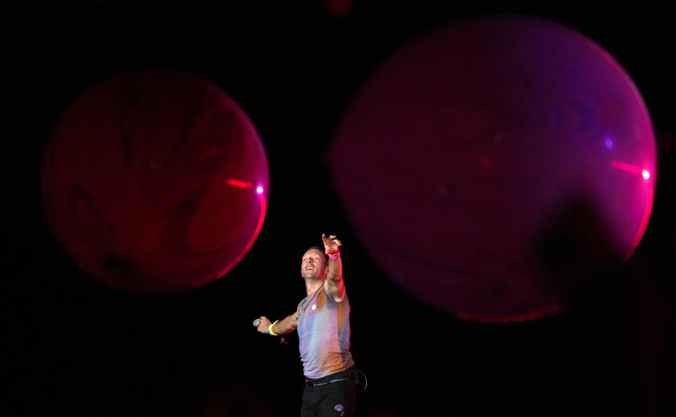 Chris Martin de Coldplay durante su concierto en el Rose Bowl, el sábado 30 de septiembre de 2023, en Pasadena, California. (Foto AP/Chris Pizzello)
