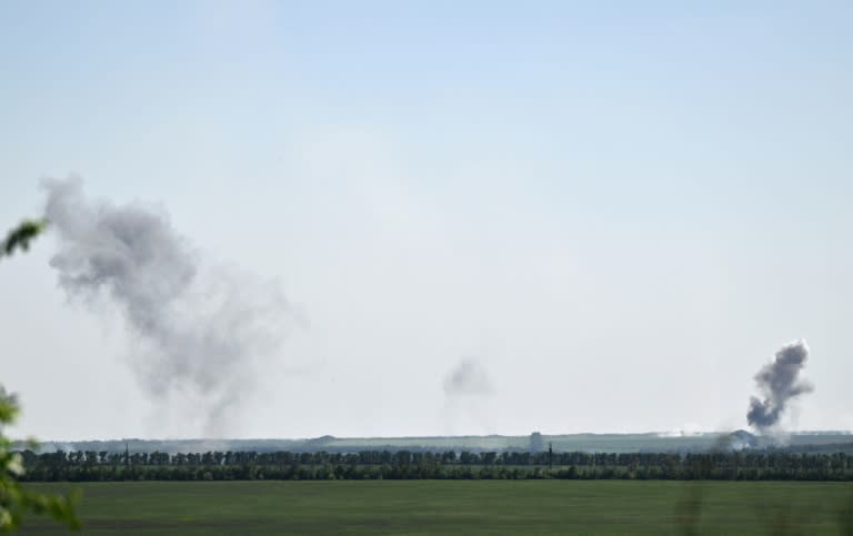 Des nuages de fumée après des bombardements dans la région de Donetsk, est de l'Ukraine, le 5 mai 2024 (Genya SAVILOV)