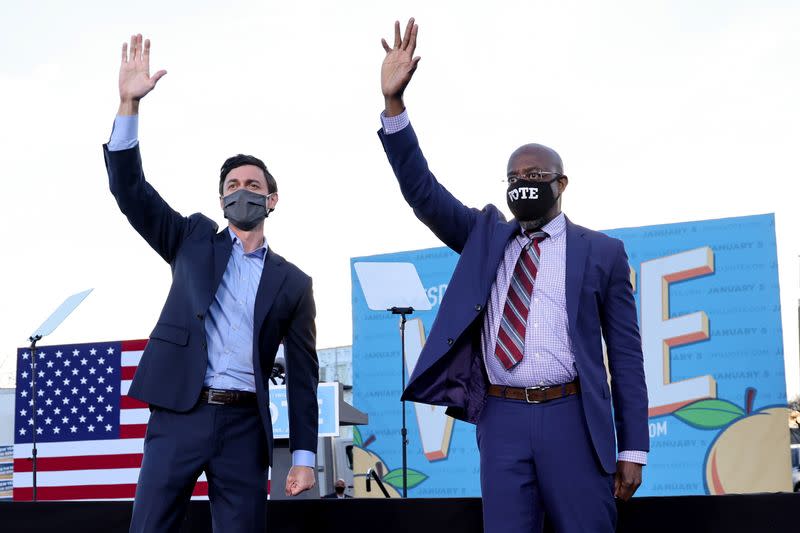 Imagen de archivo de los candidatos demócratas al Senado de Estados Unidos Jon Ossoff y Raphael Warnock realizando campaña juntos en Atlanta, Georgia