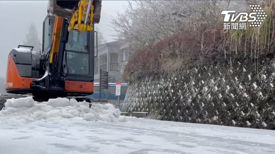 工作人員出動挖土機剷除路面積雪。（圖／TVBS）