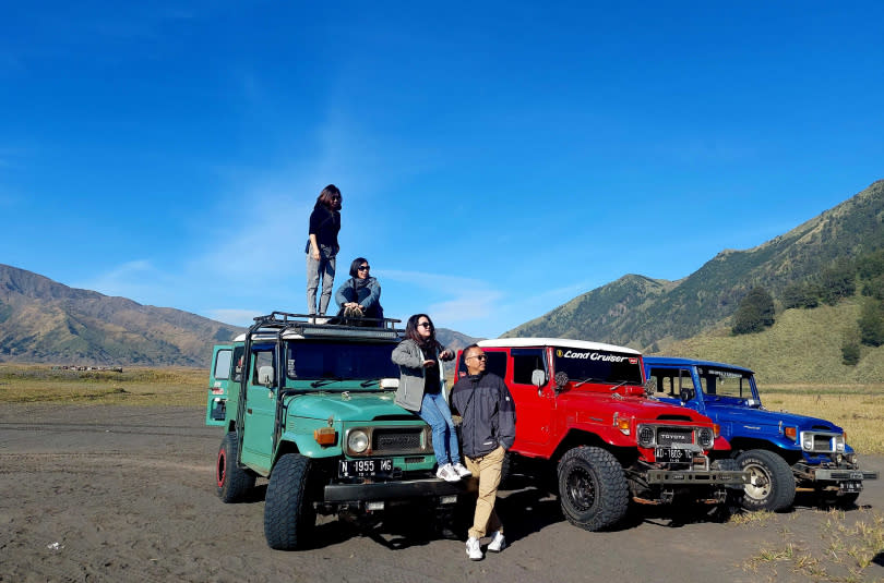 旅人可在換乘上馬橫渡沙海前，在吉普車上留下帥氣英姿。（圖／魏妤靜攝）